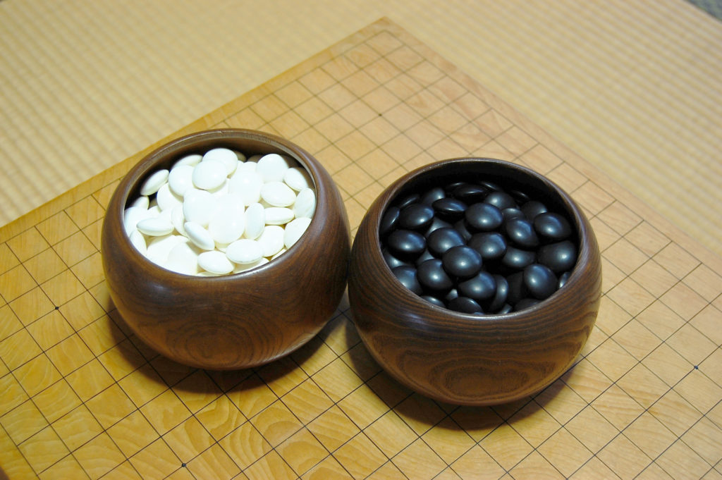 碁石の正しい持ち方・打ち方】囲碁を打つ最初の一歩！動画で実演解説 
